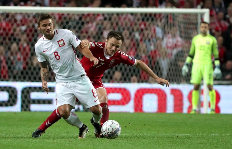 Karol Linetty (L) i William Kvist (C)