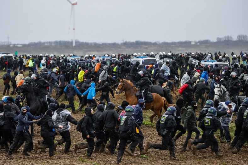 Po sobotnich starciach z policją aktywiści oskarżyli funkcjonariuszy o niewspółmierną przemoc w usuwaniu ich z terenu wioski Luetzerath