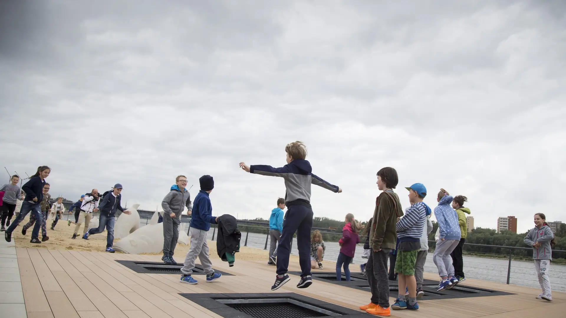 Wpadajcie poskakać na trampolinach na nowym bulwarze. Warszawa pięknieje [ZDJĘCIA]