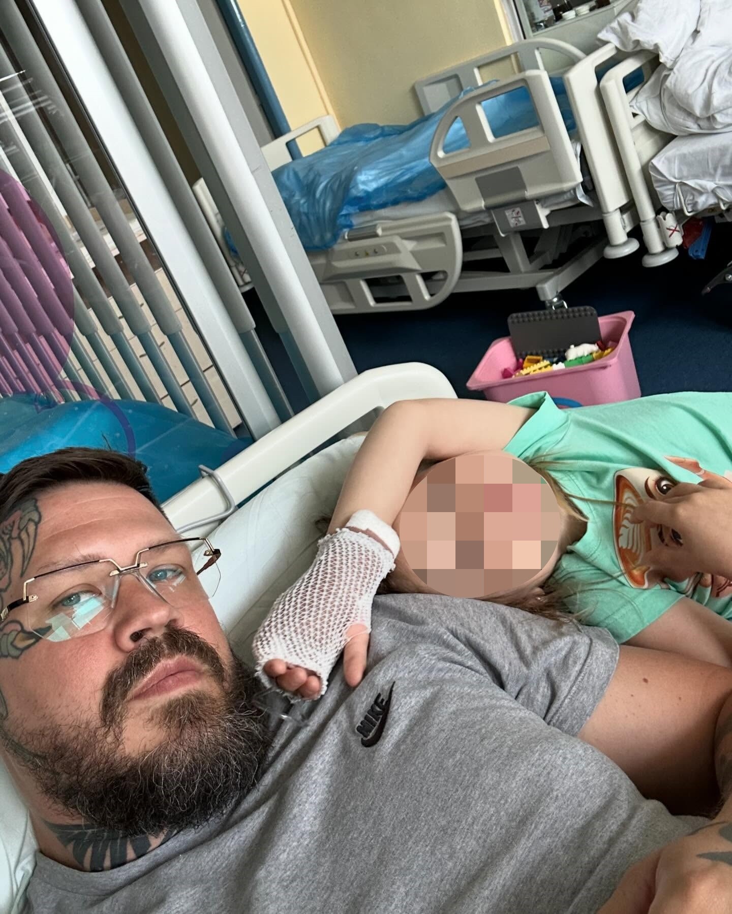 Slovenský raper Momo, vlastným menom Roman Grigely s dcérkou v nemocnici.