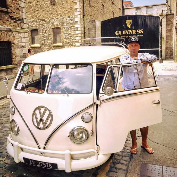 Autor materiału i kultowy VW „ogórek” przed browarem Guinness w Dublinie