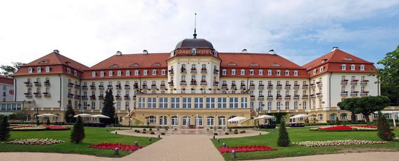 Panorama hotelu od strony plaży. Autor zdjęcia: PAX/fotopolska.eu, Licencja: CC-BY-SA 3.0 