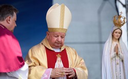 Kard. Dziwisz: Uczymy się, jak nie ulegać pokusie, by urządzać sobie życie bez Boga, bez Kościoła