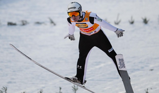 Slovenac Domen Prevc leti kroz vazduh tokom prve runde na Svetskom kupu u skijaškim skokovima u Vilingenu, Nemačka, 1. februara 2026. | Foto: EPA/ Fabian Strauch