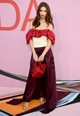 Emily Ratajkowski olyan volt ebben a Hellessy ruhában, mintha egy meséből lépett volna elő, kicsit talán fura, de mégis cuki