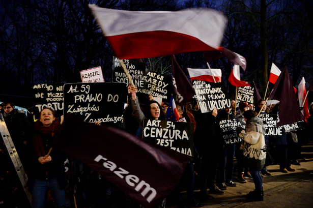 Protest przed KPRM zorganizowany przez Partię Razem