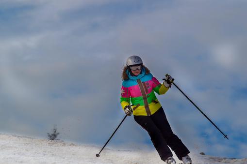 Narciarstwo narciarz kobieta na nartach