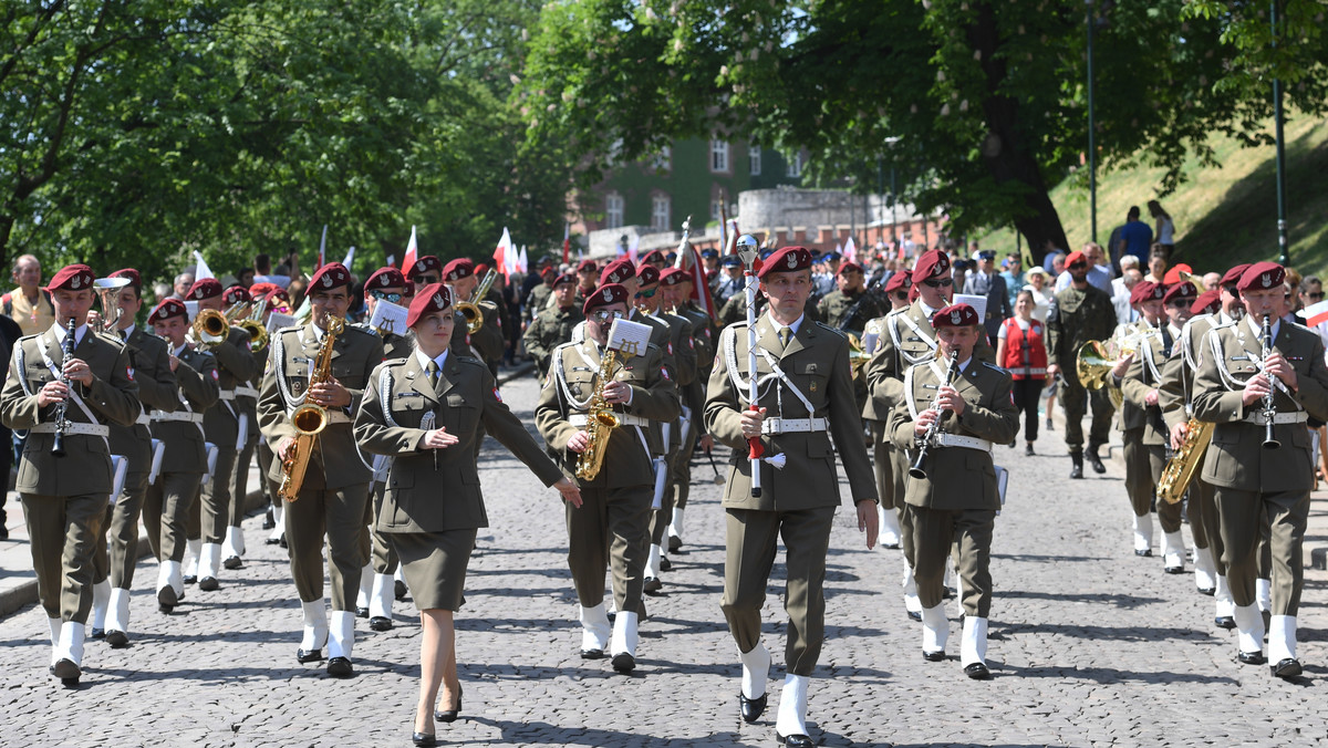 Krakowianie przeszli dziś w pochodzie patriotycznym z Wawelu na pl. Jana Matejki, gdzie delegacje złożyły wieńce przed grobem nieznanego żołnierza. Z okazji święta po mieście kursował też patriotyczny tramwaj, rozdawano flagi i śpiewano pieśni patriotyczne.