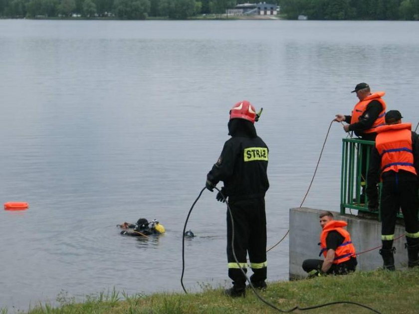 Koledzy uratowali 19-latka, który wjechał autem do zalewu