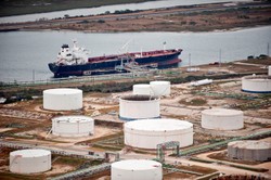 Mimo sankcji rosyjska ropa naftowa trafia do USA