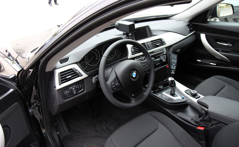 W BMW serii 3 Gran Turismo kierowca siedzi o 6 cm wyżej niż w sedanie. Każde z 31 nieoznakowanych bawarskich aut skrywa na pokładzie kamerę z przodu i z tyłu. Pomiar prędkości ma odbywać się tak, jak obecnie w BMW serii 3 sedan – czyli wyświetlana na nagraniu wartość jest mierzona na kołach radiowozu. Dlatego, żeby wykonać poprawny pomiar, auto z wideorejestratorem (Videorapid 2A) musi na początku i na końcu odcinka pomiarowego znajdować się w takiej samej odległości od nagrywanego pojazdu
