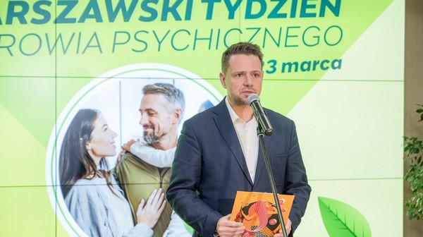 – W całym kraju mamy obecnie niespełna 600 psychiatrów dziecięcych, czyli zdecydowanie za mało. W samej Warszawie jest ich nieco ponad stu, w miejskich podmiotach leczniczych pracuje dokładnie 15 specjalistów z tej dziedziny – podkreśla Rafał Trzaskowski, prezydent m.st. Warszawy. – Dążymy do tego, by w ciągu 2–3 lat podwoić liczbę psychiatrów dziecięcych w miejskich placówkach.