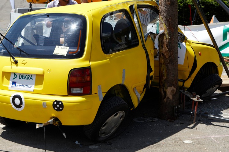 Dach i drzwi są najmniej stabilnymi strefami auta i nie chronią skutecznie podczas kolizji z drzewem - energia uderzenia rozkłada się na małej powierzchni