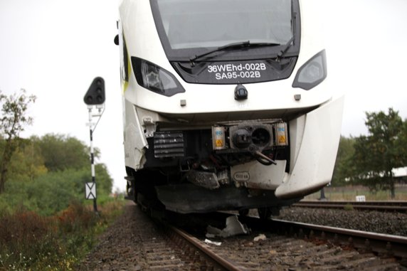 Wypadek na przejeździe kolejowym. Auto wjechało wprost pod pociąg