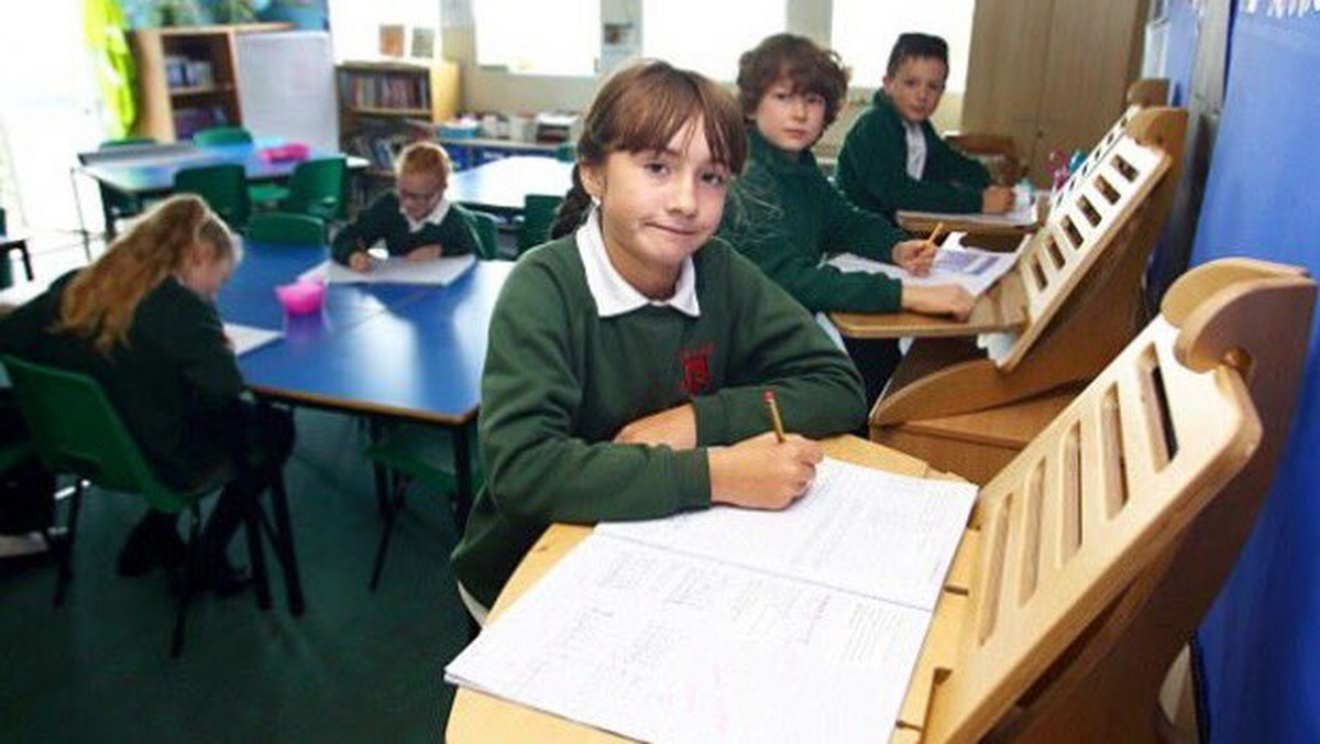 Uczenie się na stojąco? W Anglii coraz więcej szkół wprowadza ławki do nauki na stojąco. Częściowa rezygnacja z siedzenia podczas lekcji ma uchronić uczniów przed otyłością oraz pobudzić ich do aktywnego uczestniczenia w zajęciach.
