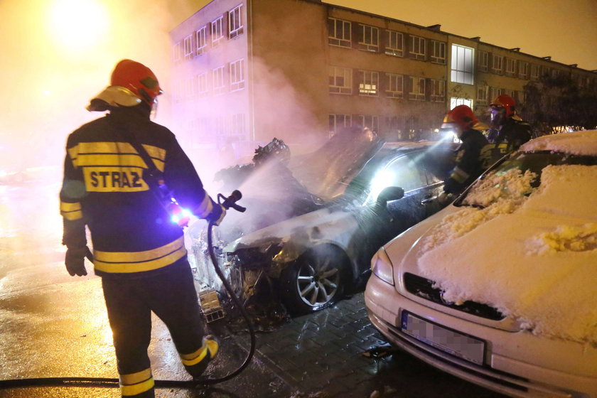 Pożar samochodów w centrum Olsztyna, ktoś podpala auta