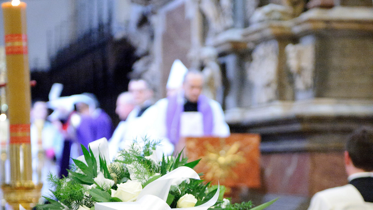 Trumna z ciałem zmarłego w czwartek w Rzymie abp. Józefa Życińskiego została przywieziona we wtorek po południu do bazyliki katedralnej w Tarnowie. W latach 1990 - 1997 hierarcha pełnił godność ordynariusza tarnowskiego.