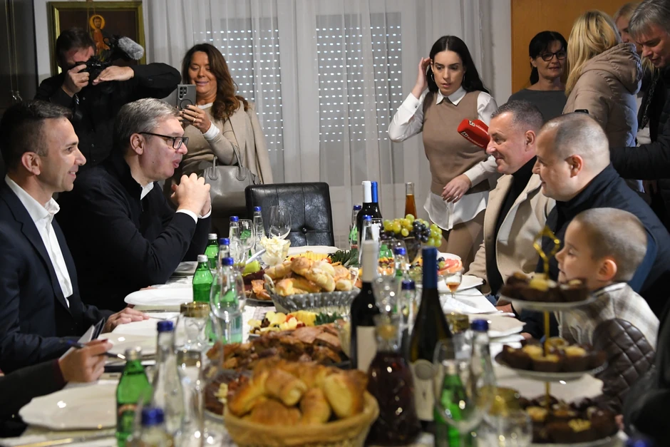 Predsednik Srbije Aleksandar Vučić došao je danas u posetu porodici Janković u selu Tolić