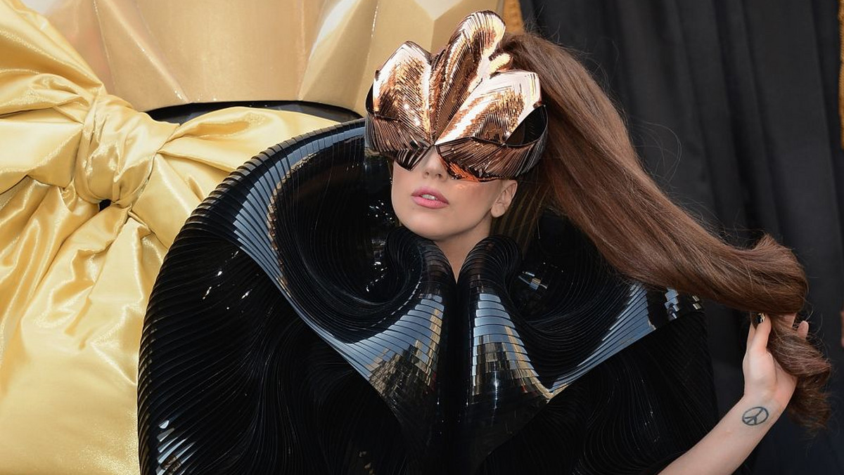 Lady Gaga jak alien! Jak utrzymuje się na nogach?