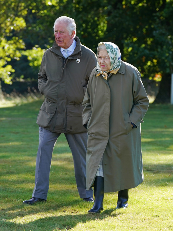 Książę Karol i Elżbieta II w zamku Balmoral, 2021 r.