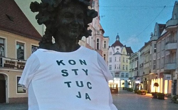 Ubierają w koszulki "Konstytucja" pomniki w całej Polsce. KOD: Chodzi tylko o to, by znaleźć na nas jakiś paragraf [WYWIAD]