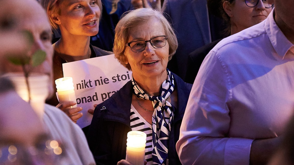 Danuta Wałęsa podczas protestu  Łańcuch Światła w Gdańsku przeciwko zmianom w sądownictwie wprowadzanym przez Prawo i Sprawiedliwość, 20.07.2017