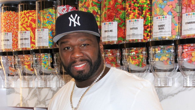 50 Cent dühében a tömegbe vágta a mikrofonját: egy rajongó súlyosan megsérült – videó