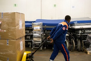 "Forbes": Zagranica "zmęczyła" się już wojną w Ukrainie. Co dalej z pomocą humanitarną?