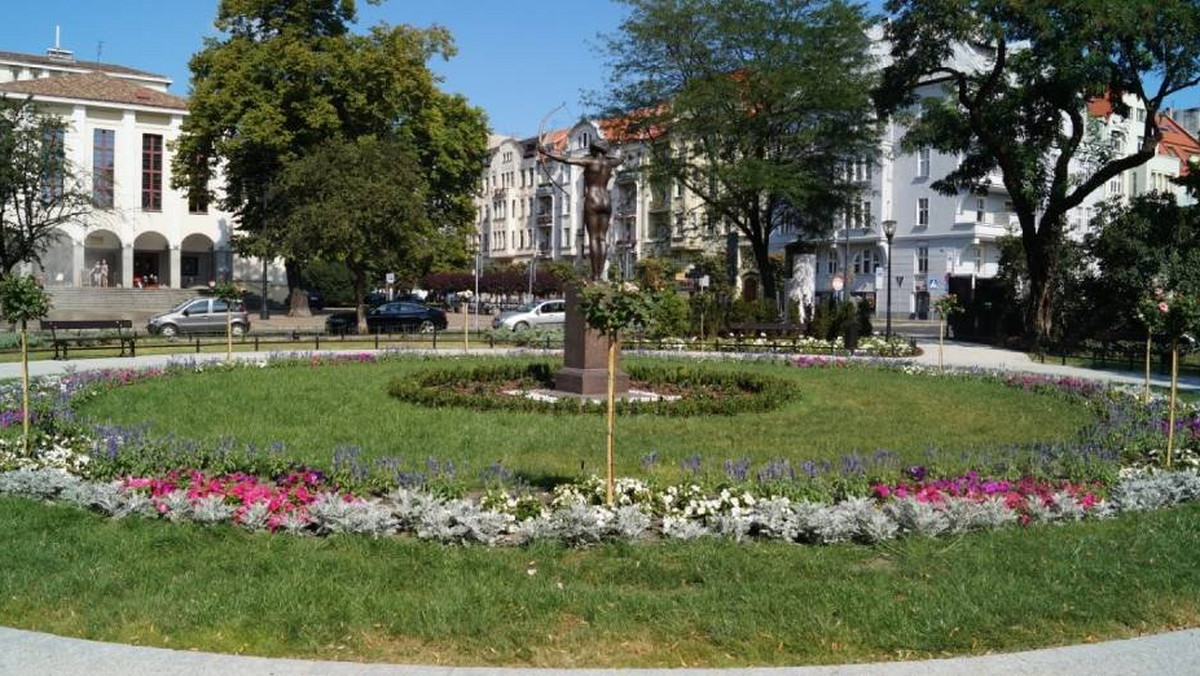 Po długiej rewitalizacji park Jana Kochanowskiego w Bydgoszczy został otwarty. Dzisiejsze otwarcie parku to bardzo dobra wiadomość dla wszystkich, którzy byli oburzeni, gdy dowiedzieli się, że park miał być oddany do użytku dopiero z końcem października.