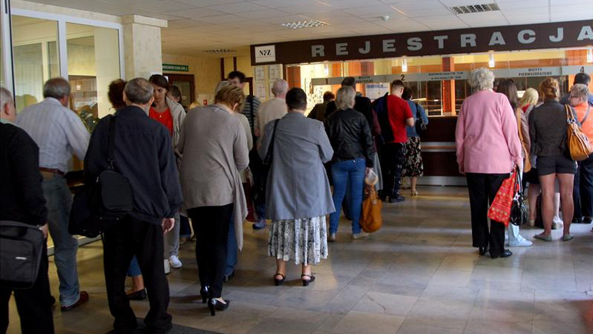 Tłok, wielogodzinne oczekiwanie w kolejkach, brak miejsc siedzących! Tak wygląda leczenie pacjentów chorych na raka w wielu centrach onkologii w całym kraju! Polacy, którzy toczą walkę ze śmiertelną chorobą często na wizytę muszą czekać nawet kilka miesięcy. A przecież w walce z rakiem liczy się każdy dzień!