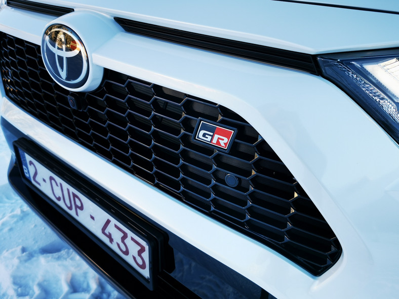 Toyota RAV4 Hybrid GR Sport 2023: plakietka GR na osłonie chłodnicy