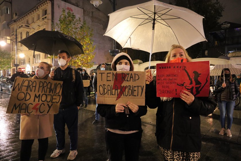 Emocje sięgają zenitu. Masowe protesty po wyroku ws. aborcji kontra apel premiera