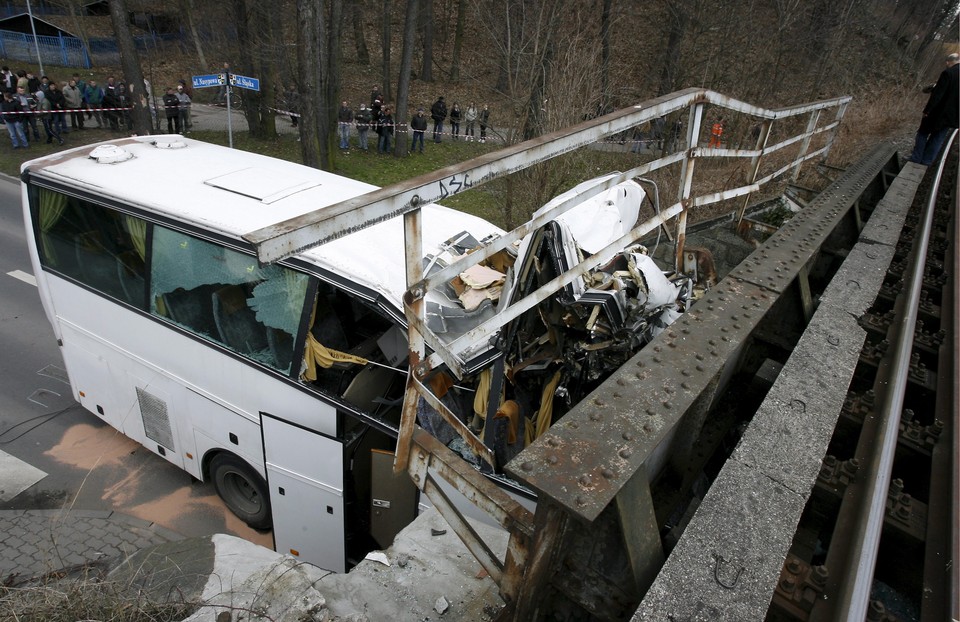 ŚWIDNICA WYPADEK AUTOBUS DZIECI RANNI