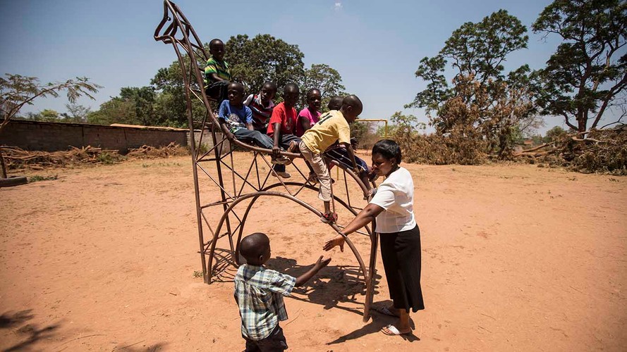 Polski premier wśród afrykańskich sierot