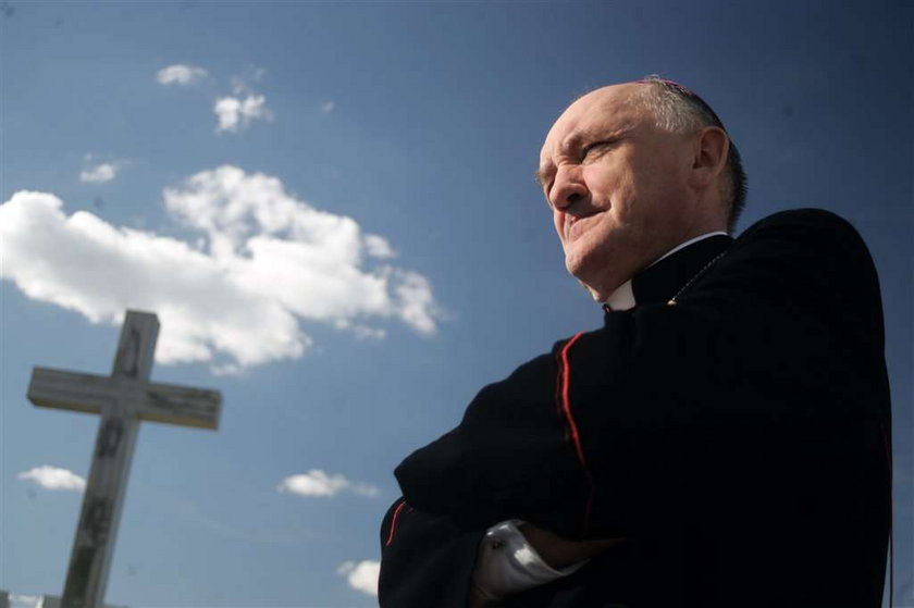 Arcybiskup przeprasza za profanację pod krzyżem