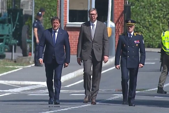 "NAUČILI SMO GORKE LEKCIJE SVOJE ISTORIJE" Vučić uručio oficirske sablje najboljim kadetima na Banjici: Postali smo neuporedivo snažnija armija nego što smo bili juče