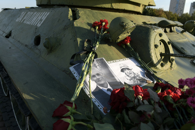 Portrety przywódców Grupy Wagnera Jewgienija Prigożyna i Dmitrija Utkina oraz kwiaty złożone im w hołdzie przez Rosjan w Doniecku, 1 października 2023 r.