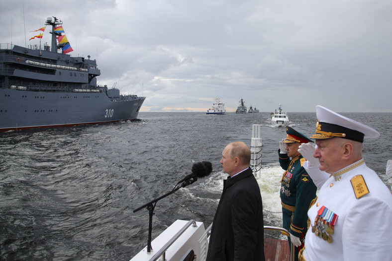 Władimir Putin na paradzie okrętów wojennych w St Petersburgu