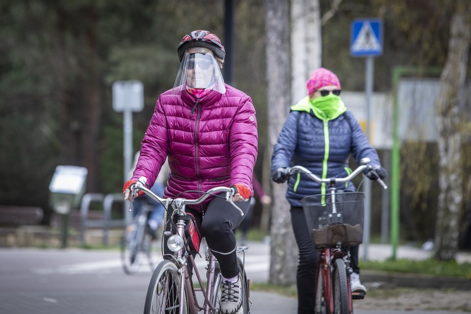 Podczas wycieczki rowerowej czy spacerze na otwartej przestrzeni maseczki możemy schować do kieszeni lub torby