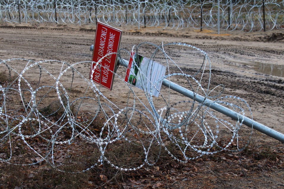 Zniszczona infrastruktura po siłowej próbie przekroczenia polsko-białoruskiej granicy w okolicy Czeremchy, woj. podlaskie, 17.12.2021.