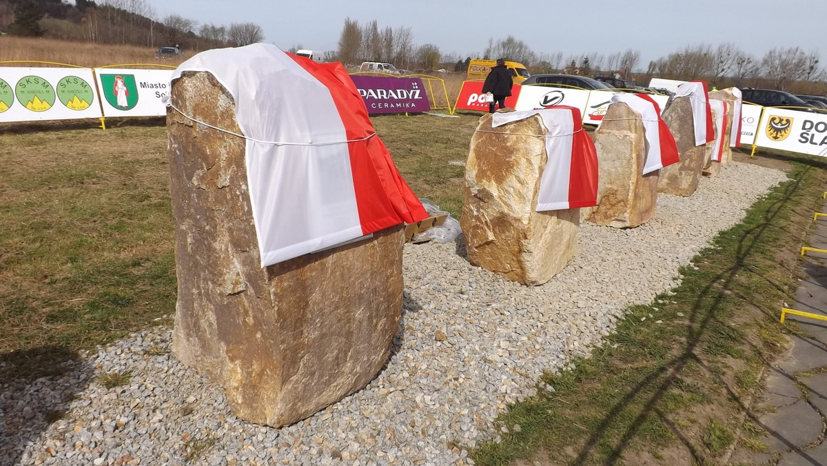 W niedzielę podczas wyścigu ze startu wspólnego mistrzostw Polski w Sobótce uroczyście odsłonięto kolejne kamienie w Alei Sław Kolarstwa. Do grona 33 najwybitniejszych polskich kolarzy dołączyło pięciu kolejnych.