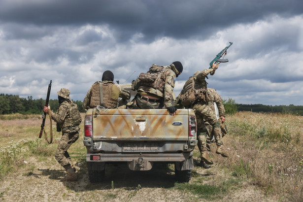 Żołnierze ukraińskiego 111. Batalionu Obrony Terytorialnej podczas patrolu zwiadowczego na granicy z Białorusią w Wołyniu.