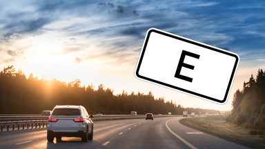 Tablica z literą E. Czy wiesz, co oznacza taki znak na drodze?
