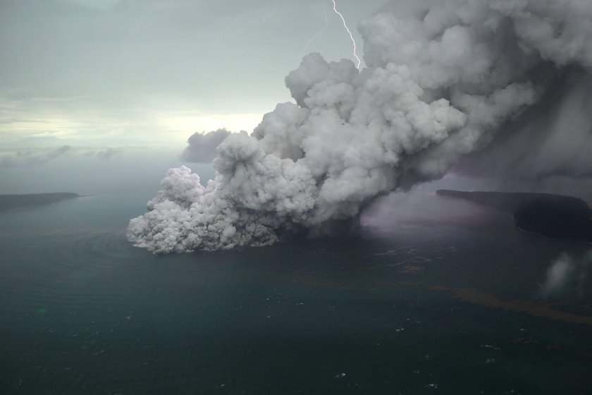 Indonezji grożą kolejne tsunami? Rośnie liczba ofiar