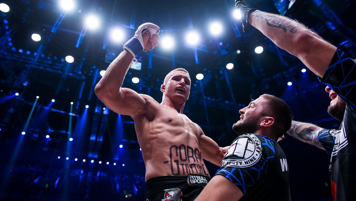 KSW ma nowego mistrza w kategorii piórkowej. To mistrzostwo zrodziło się w Krakowie i zrodziło się we krwi. Marcin Wrzosek na gali KSW 37 pokonał przed czasem Artura "Kornika" Sowińskiego. Mistrzowska walka została zatrzymana przez lekarza, ponieważ głowa byłego już mistrza była koszmarnie rozcięta, a jego oko zupełnie spuchnięte. Sowiński protestował, ale zdało się to na nic. KSW ma nowego mistrza - Marcin Wrzosek ma upragniony pas.