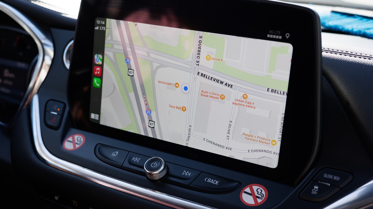 Rozdiel medzi tachometrom a GPS navigáciou na Slovensku vyplýva z legislatívnej rezervy, ktorú výrobcovia áut musia dodržiavať. Vodiči v SR by mali vnímať tachometer ako hlavný bezpečnostný ukazovateľ. 