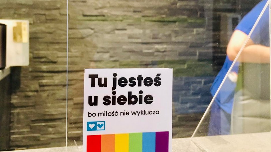 Tęczowe naklejki w przychodni w Szczecinie. "Jesteś u siebie"