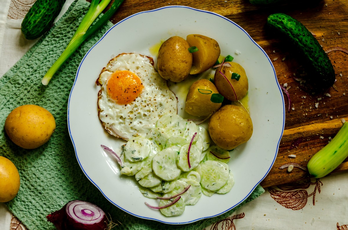 Mizeria po szwedzku. Ten jeden składnik doda jej wyrazistego smaku