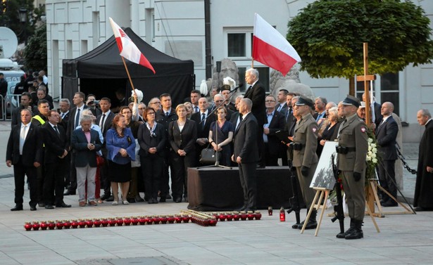 Sellin pytany w poniedziałkowych "Sygnałach Dniach" PR1 o to, czy można blokować obchody miesięcznicy smoleńskiej, oraz kto ma rację w sporze, odparł, że "rację mają ci, którzy chcą przestrzegać prawa".