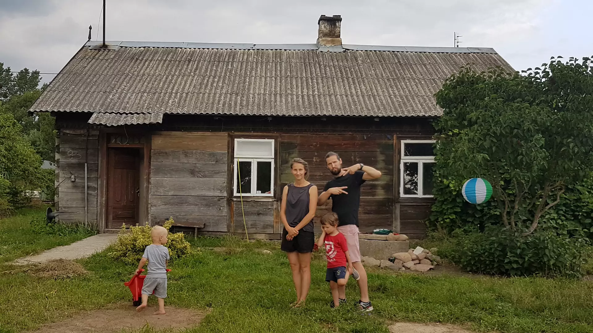 Polki odnowiły dom z drewna i oborę. "Znajomi pukali się w czoło"